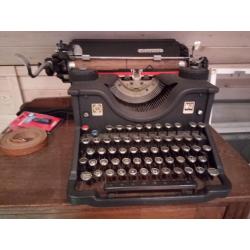 Oude Olivetti schrijfmachine