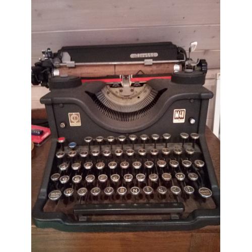 Oude Olivetti schrijfmachine