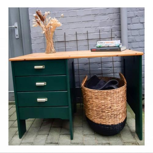 Donkergroene bureau, houten blad en gouden grepen ????