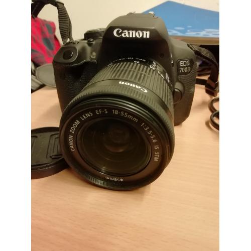 Canon EOS 700D met lens, tas, oplaadkabel en SD memorycards