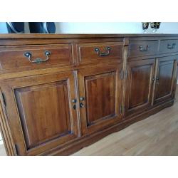 dressoir in kerselaar