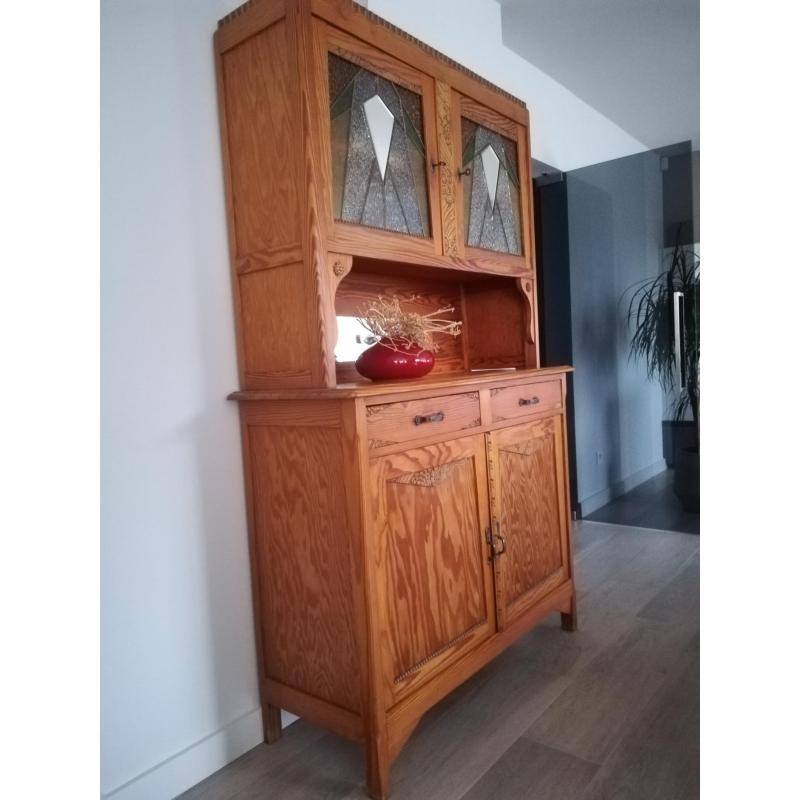 Antieke kast met Art Nouveau accenten