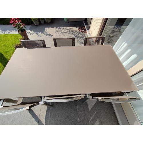 Tuintafel en zes stapelbare stoelen