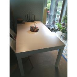 Witte eettafel