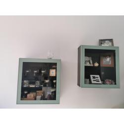 Te koop wand vitrine kast 2 stuks