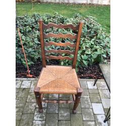 4 eiken knopstoelen met armleuning - 1 knopstoel zonder armleuning