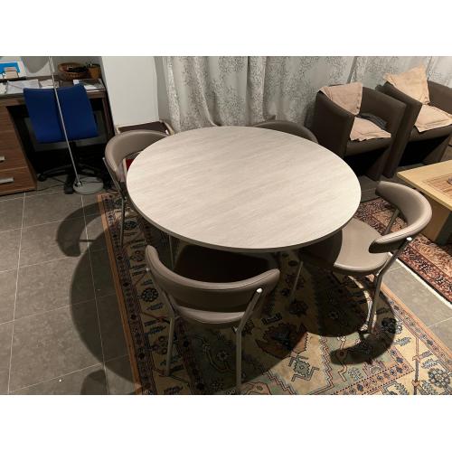 Mooie ronde tafel   4 stoelen