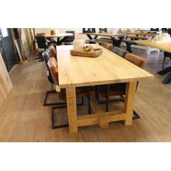 Éénmalige actie op een kloosterhouten tafel €299