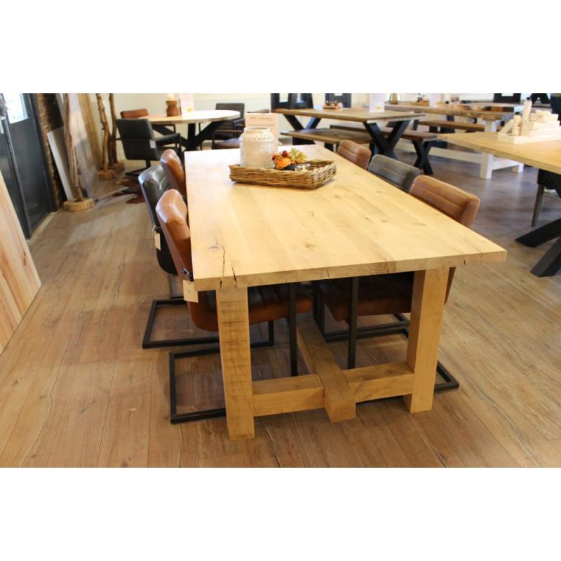 Éénmalige actie op een kloosterhouten tafel €299