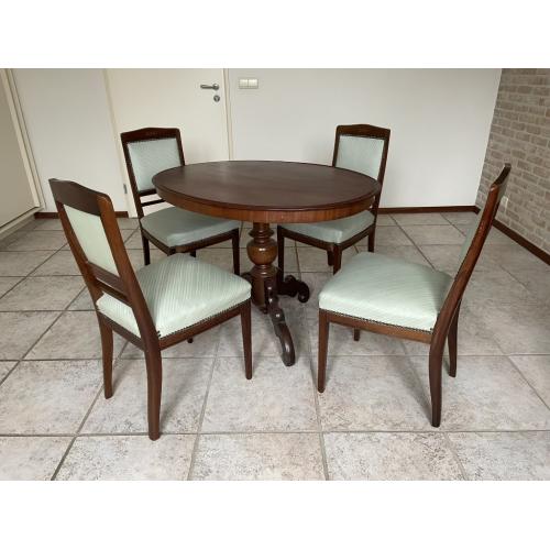 Mahonie- met iepenhouten ovale tafel en 4 Edwardian stoelen