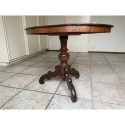 Mahonie- met iepenhouten ovale tafel en 4 Edwardian stoelen