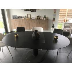 zwarte ovalen designtafel