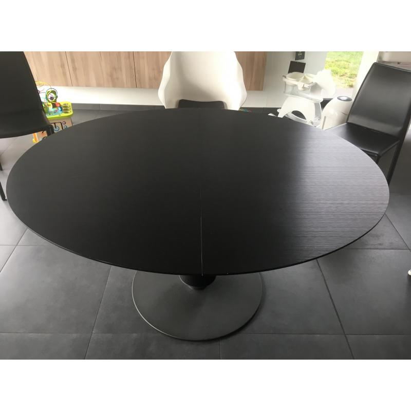zwarte ovalen designtafel