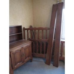 Antieken bed en kast