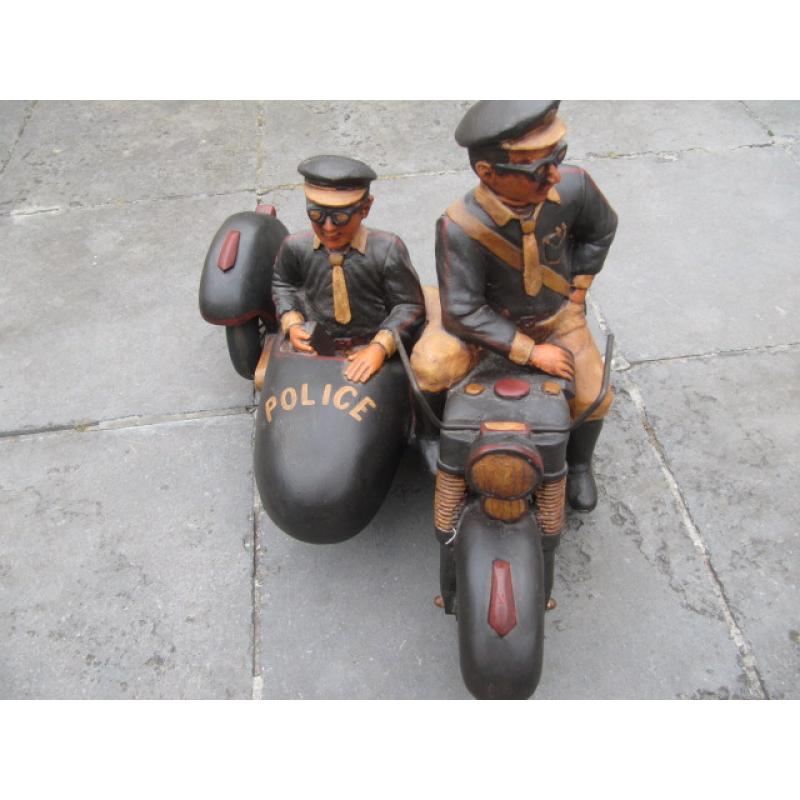Twee houten motorfietsen