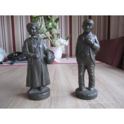 2 beeldjes. ca. 15 cm hoog