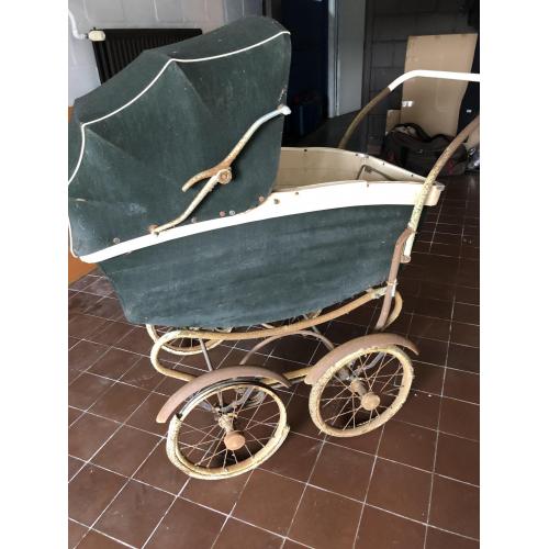 Oude kinderwagen