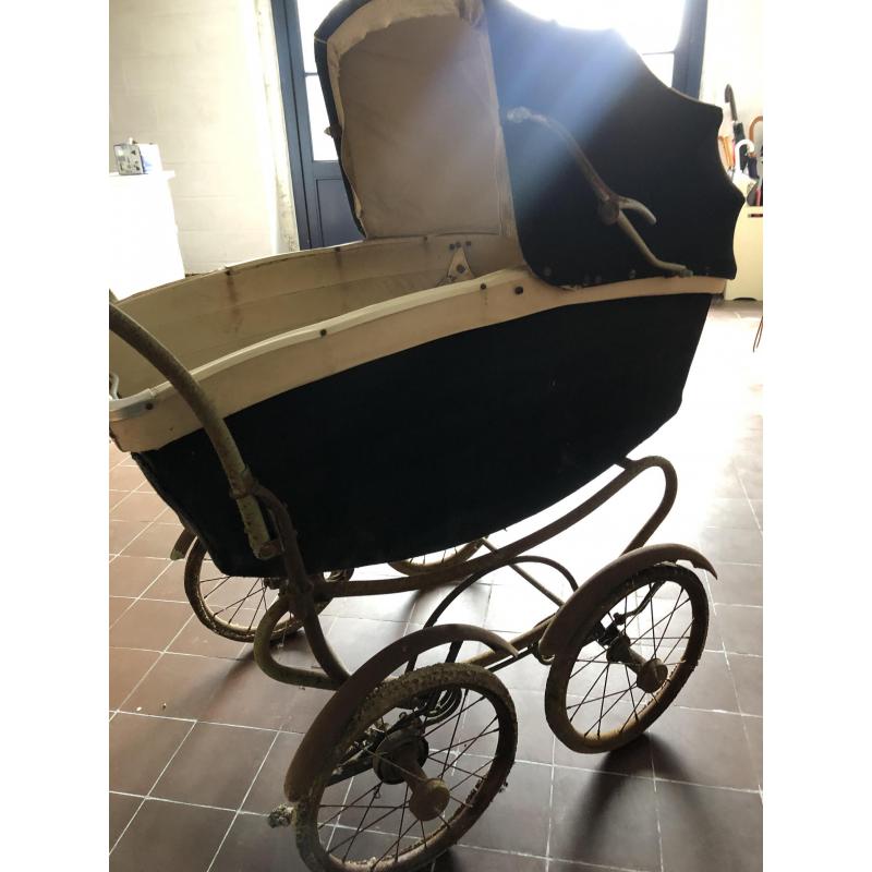 Oude kinderwagen