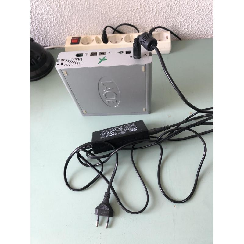 Te Koop een 15 Inch Macbook Pro met 2,16 Ghz met Serienummer W8715OUCWOK met draadloos internet en een Stroomadapter en 2 Defecte Apple Speakers(Draadje Los) en een Lacie Externe Harde Schijf.