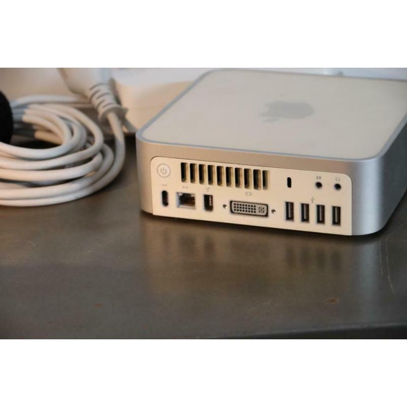 Te Koop Mac Mini 2.1 Intel Core 2 Duo 64 Bit Computer YM8331YYYL1 met 1,83 Ghz en de Stroomadapter en een Allumium Apple Toetsenbord(Een paar Toetsen werken niet) en een Apple Mighty Mouse.