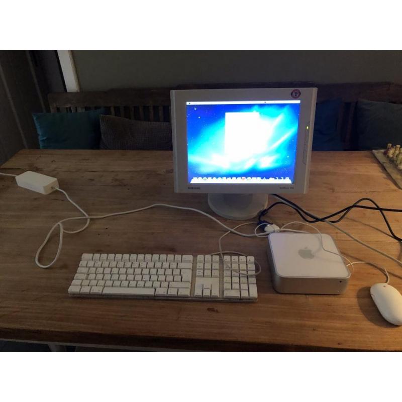 Te Koop een Mac Mini 2,1 Intel Core 2 Duo met Serienummer YM8102JTYL2 met 2 Ghz met draadloos internet en een 15 Inch Samsung Syncmaster 151 S Lcd en een Mini Defecte Lacie Externe Harde Schijf.