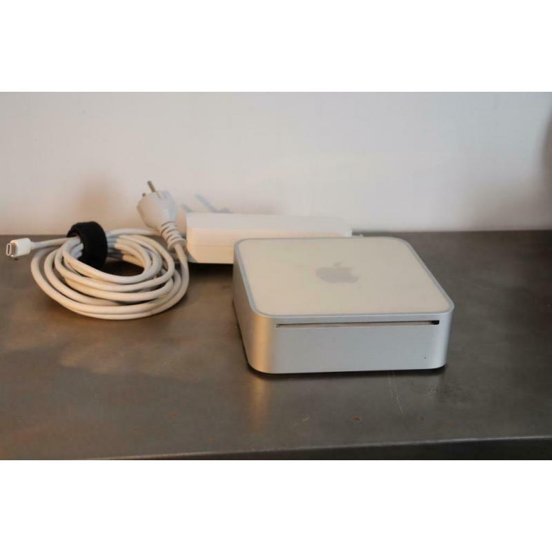 Te Koop een Mac Mini 2.1 Intel Core 2 Duo 64 Bit Computer met Serienummer YM8102JTYL2 met 2 Ghz en de Stroomadapter en een All. Apple Toetsenbord(Een paar toetsen werken niet) en Apple Mighty Usb Mouse.