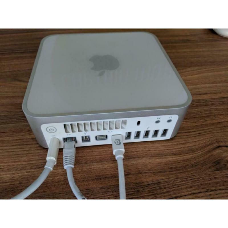 Te Koop Mac Mini 3.1 met 2,26 Ghz Intel Core 2 Duo YM008BCC9G5 met draadloos internet en de stroomadapter en een Apple Usb Toetsenbord met draad en een Apple Usb Mighty Mouse met draad en een Mini Iomega Externe Harde Schijf.