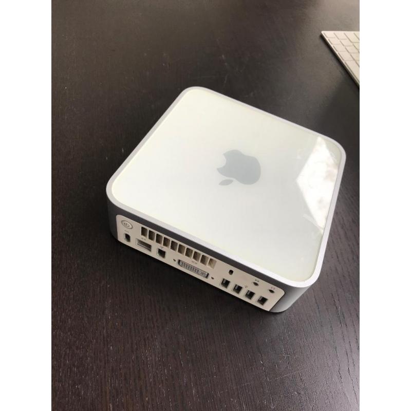 Te Koop Mac Mini YM8102JTYL2 met 2 Ghz en de Stroomadapter en een All. Apple Toetsenbord(Een paar toetsen werken niet) en Apple Mighty Usb Mouse.