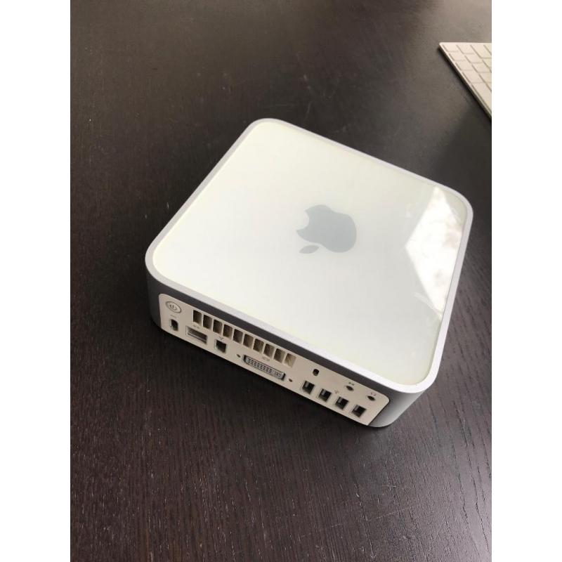 Te Koop Mac Mini 2.1 Intel Core 2 Duo met Serienummer YM8331ZACYL1 met 1,83 Ghz met draadloos internet en een Video Verloop Dvi naar Vga of Dvi naar Hdmi en een Apple Usb Toetsenbord en een Apple Mighty Usb Mouse.