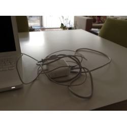 Te Koop een 15 Inch Macbook Pro met 2,16 Ghz met Serienummer W8715OUCWOK met draadloos internet en een Stroomadapter en 2 Defecte Apple Speakers(Draadje Los) en een Lacie Externe Harde Schijf van 250 Gb zonder een Accu (Werkt op het lichtnet) .