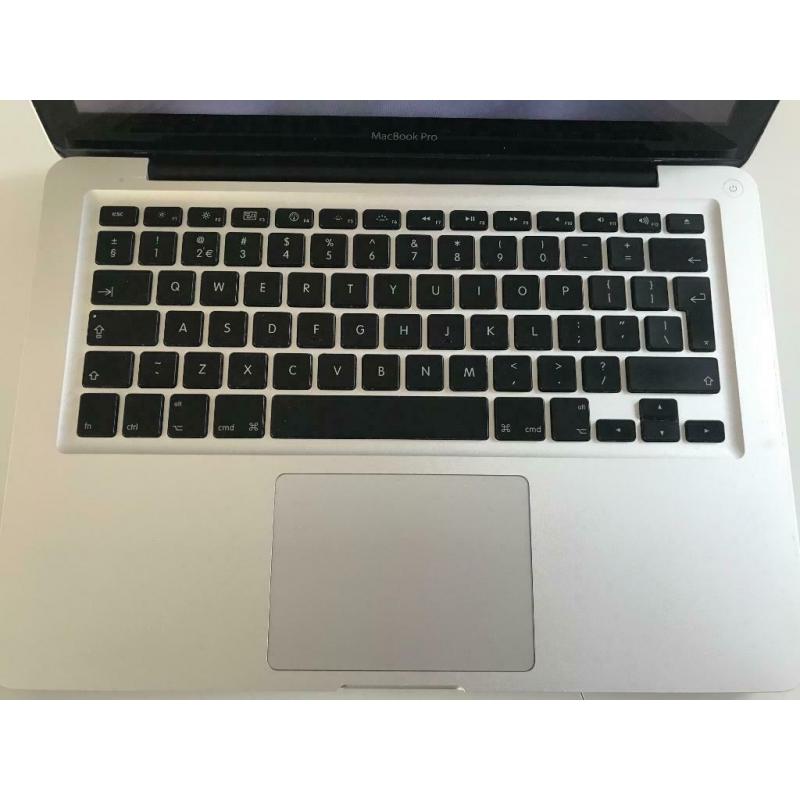 Te Koop een 13 Inch Macbook Pro met 2,53 Ghz met Serienummer W8933MPM66E met draadloos internet en een Stroomadapter.