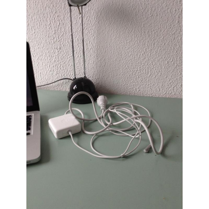 Te Koop een 15 Inch Powerbook G 4 met 1,25 Ghz met Serienummer W84121FKNRZ met draadloos internet en een Stroomadapter Inclusief Mini Iomega Externe Harde Schijf.