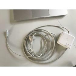 Te Koop een 15 Inch Macbook Pro met 2,16 Ghz met Serienummer W8715OUCWOK met draadloos internet en een Stroomadapter en 2 Defecte Apple Speakers(Draadje Los) en een Lacie Externe Harde Schijf van 250 Gb zonder een Accu (Werkt op het lichtnet) .