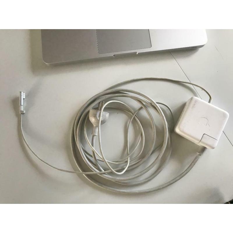 Te Koop een 15 Inch Powerbook G 4 met 1,25 Ghz met Serienummer W84121FKNRZ met draadloos internet en een Stroomadapter Inclusief Mini Iomega Externe Harde Schijf.