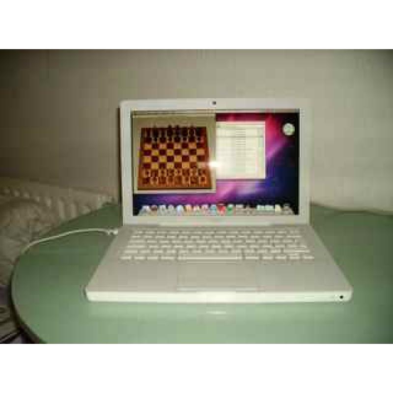 Te Koop 13 Inch Witte Macbook W8721CSSYA3 en 60 Watt Adapter en een Videoadapter.