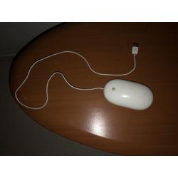 Te Koop een Mac Mini G 4 Computer YM5377PSTAC met 1,5 Ghz en de Stroomadapter zonder een Toetsenbord en met een Apple Mighty Usb Mouse met draad.