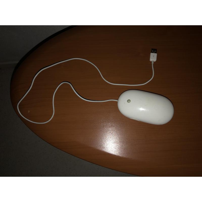 Te Koop een Mac Mini  G 4 Computer met Serienummer YM5377PSTAC met 1,5 Ghz en de Stroomadapter zonder een Toetsenbord en met een Apple Mighty Mouse.