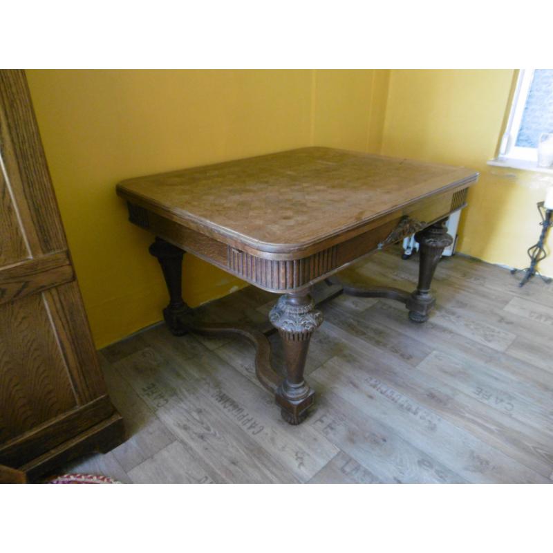 Grote antieke tafel