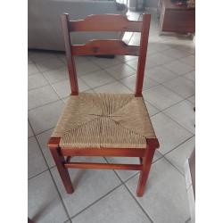 massief houten tafel met zes stoelen