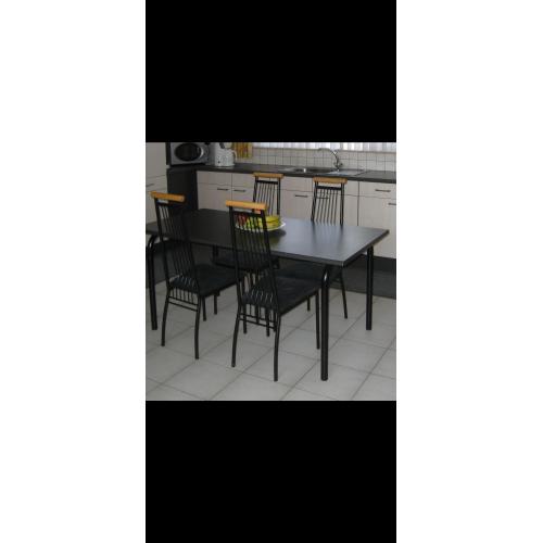 Te koop 6 stoelen met tafel .