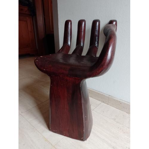 Bijzondere stoel in de vorm van een hand