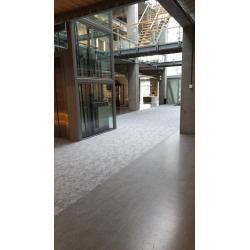 Zwarte tapijttegels met Extra Isolatie in betonlook