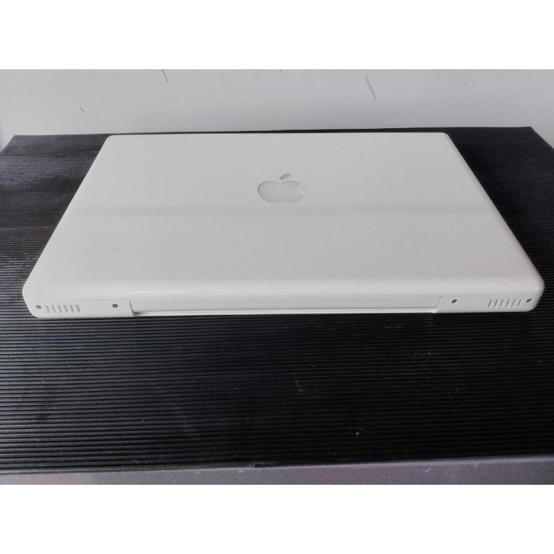 Te Koop 13 Inch Witte Macbook 1.1 met 1,83 Ghz met Serienummer 4H631JK5U9B met draadloos internet en een Stroomadapter en een Nieuwe Accu en een Mini Externe Iomega Harde Schijf met 500 Gb.