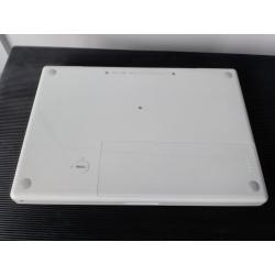 Te Koop 13 Inch Witte Macbook 1.1 met 1,83 Ghz met Serienummer 4H631JK5U9B met draadloos internet en een Stroomadapter en een Nieuwe Accu en een Mini Externe Iomega Harde Schijf met 500 Gb.