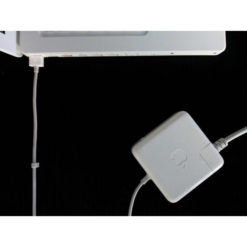 Te Koop een 13 Inch Witte Macbook 2.1 met 2,16 Ghz met Serienummer W8721CSSYA3 met draadloos internet en een Stroomadapter en een Nieuwe Accu voor de prijs van € 250.
