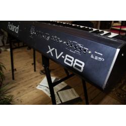 ROLAND XV-88 SYNTHESIZER WORKSTATION