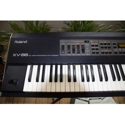 ROLAND XV-88 SYNTHESIZER WORKSTATION