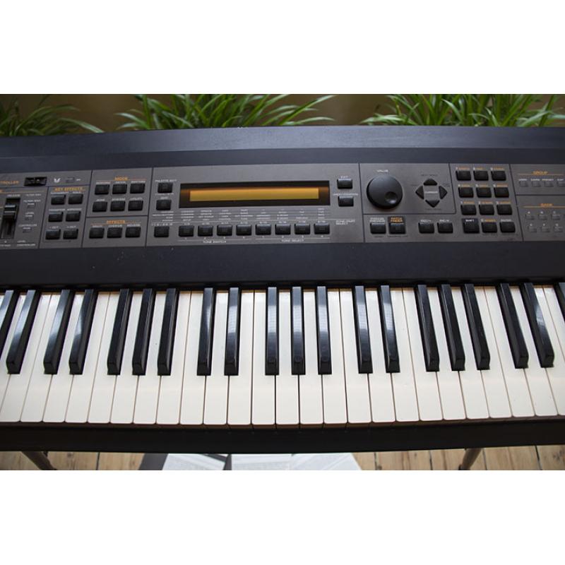 ROLAND XV-88 SYNTHESIZER WORKSTATION