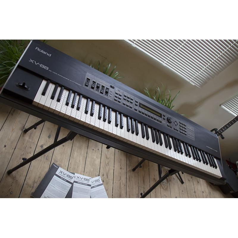 ROLAND XV-88 SYNTHESIZER WORKSTATION