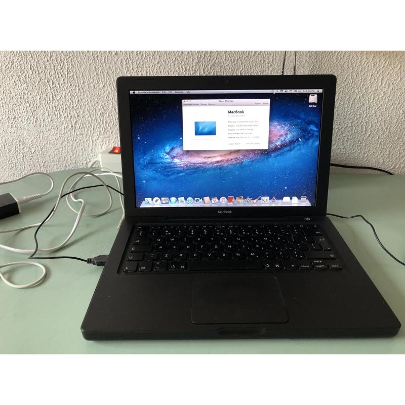 Te Koop 13 Inch Snelle Zwarte Macbook met 2,16 Ghz met Serienummer W8727625YA4 met draadloos internet en een Stroomadapter.